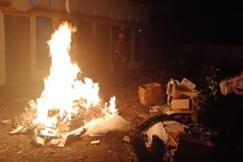 KPU Kota Makassar bakar 19.454 surat suara rusak