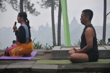 Menikmati sensasi yoga di Dagi Abhinaya Borobudur