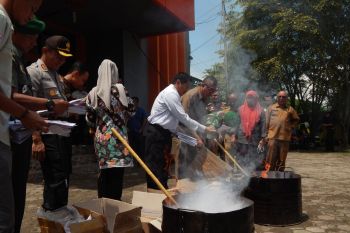 KPU Payakumbuh musnahkan surat suara rusak dan salah alamat