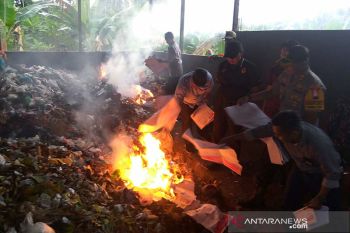 KPU Banyumas musnahkan puluhan ribu surat suara rusak (VIDEO)