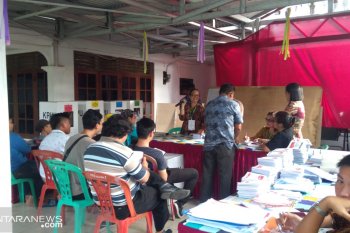 Penghitungan suara sementara Capres 01 ungguli 02