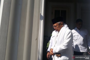 Ma'ruf Amin nyoblos di TPS 051 di Koja