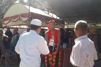 Petugas TPS 37 Mahakarya Pasaman Barat berbusana kuda kepang tarik pemilih