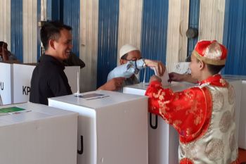 Petugas TPS di Padang kenakan pakaian adat Minang, Tionghoa dan India