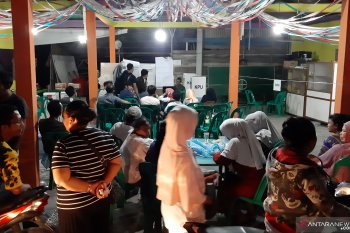 Hingga pukul 22,00 WIB emak-emak masih antusias melihat penghitungan surat suara