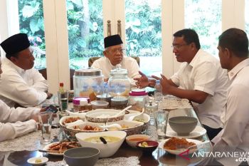 Ma'ruf Amin bincang santai bersama tim sebelum ke TPS 051