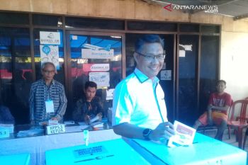 Sulkarnain salurkan hak pilih di TPS 04 Korumba