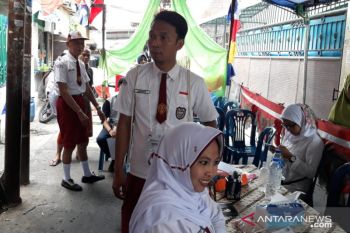Petugas TPS kenakan seragam SD sebagai simbol kejujuran