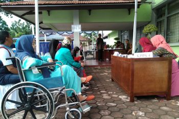 Persiapan Pemungutan Suara Lama, TPSdi Padang antre