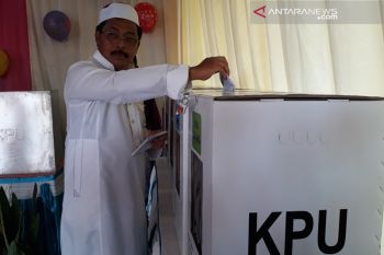 Pemungutan suara di TPS Gubernur Kepri molor