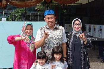 Bupati Pesawaran salurkan suaranya di TPS 21 Kota Baru