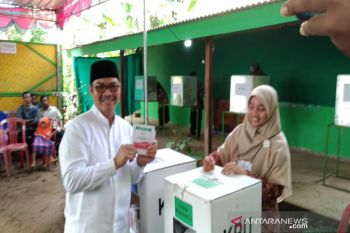 Bupati Kulon Progo keliru saat melipat surat suara di TPS 17