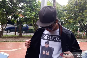 Al Ghazali saat mencoblos di TPS 49, gunakan baju kaos gambar Dhani