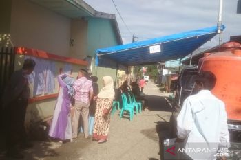 Warga antre salurkan hak pilih di TPS