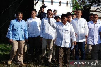 Prabowo salurkan suaranya  di TPS 041