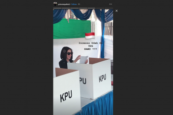 Syahrini semangat ke TPS meski kaki tertimpa lemari
