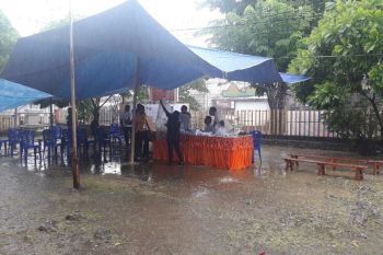 Hujan deras warnai pencoblosan susulan di Jayapura Selatan