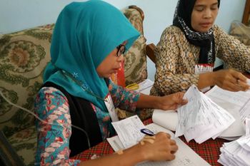 Petugas KPPS meski tangannya diinfus tetap bekerja