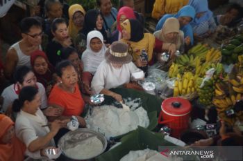 Rayakan berakhirnya pemilu, pedagang Pasar Gede bagikan jenang sumsum