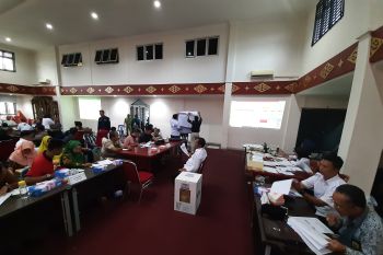 Tanjungpinang  mulai hitung suara di empat kecamatan