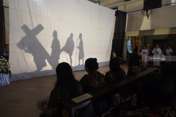 Gereja di Surabaya gelar "Siluet Jalan Salib" (Video)