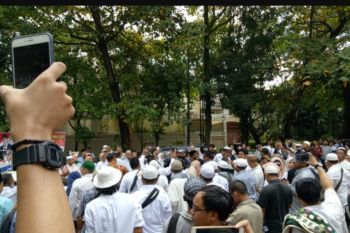 Massa padati  kediaman Prabowo di Kertanegara,ikuti doa bersama