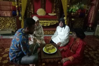Tradisi tepung tawar tolak bala kini kian langka di Palembang