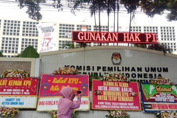 Kantor KPU RI "dihiasi" karangan bunga ucapan semangat