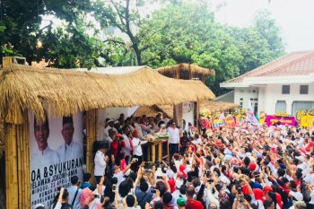 Ratusan simpatisan Jokowi-Ma'ruf gelar syukuran di Rumah Aspirasi Rakyat