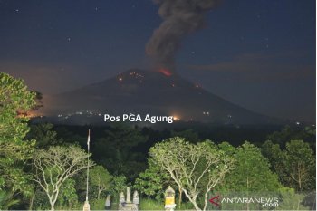 Gunung Agung  di Bali meletus,   kolom abu capai  tiga kilometer