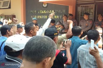 100 anggota KPPS datangi KPU Sleman tuntut kejelasan honor