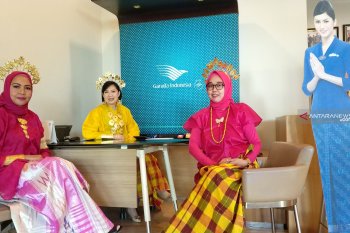 Peringati Hari Kartini,  karyawan Garuda gunakan pakaian adat