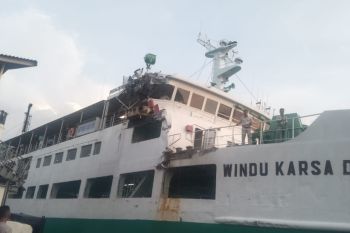 Dua kapal feri bersenggolan di perairan Pelabuhan Merak
