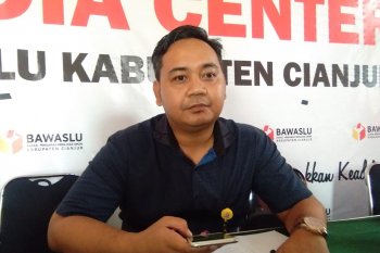 Petugas kelelahan karena  ikut mengemas logistik pemilu