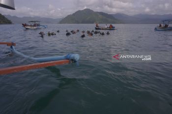 Komunitas "I Love Trenggalek" dan Lantamal gelar bersih-bersih pantai