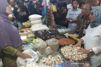 Petugas gabungan pantau harga dan stok bahan pokok jelang Ramadhan
