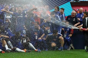 FA larang selebrasi semprot sampanye oleh juara kompetisi