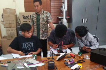 Anak tunarungu Kota Magelang dilatih servis telepon seluler