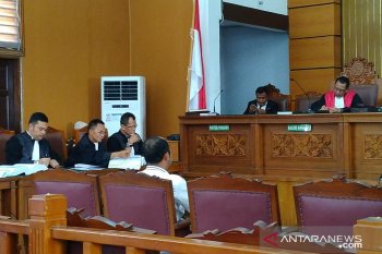 Ratna ragukan saksi ahli bahasa yang diajukan JPU