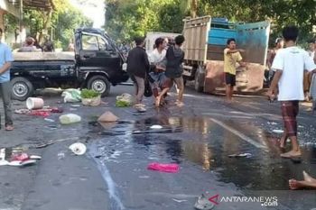 Dua tewas, "adu banteng" mobil boks di Lombok Tengah