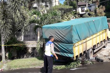 Truk  pengangkut garam  tidak kuat menanjak, lindas pengendara motor hingga tewas