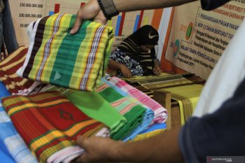 HUT Sultra, Pameran UMKM tenun Muna