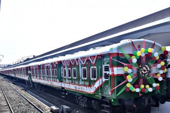 Kereta api buatan INKA Indonesia beroperasi di jalur antarkota Bangladesh