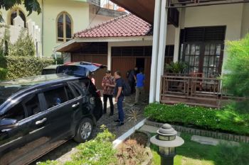 Petugas KPK geledah rumah Muzni Zakaria, Bupati Solok Selatan