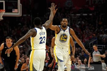 Durant antar Warriors ke putaran kedua di playoff NBA