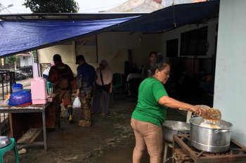 1.325 korban banjir butuh makanan siap saji