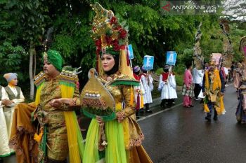 Lingga tampilkan tepuk tepung tawar dan kostum karnaval (video)