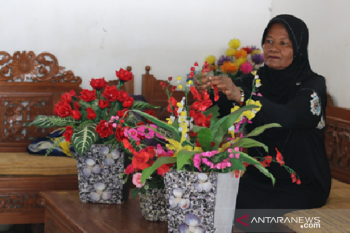 Utilizes waste as hand crafts