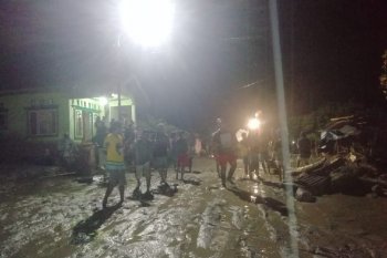 Ratusan warga Sigi mengungsi akibat banjir bandang (vidio)