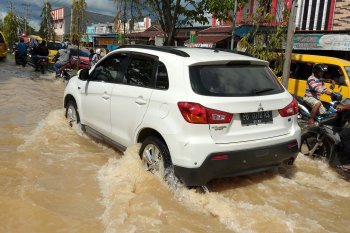 Lalu lintas kendaraan bermotor di Kota Sorong macet akibat banjir